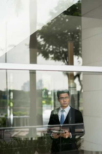 Hombre en edificio de oficinas —  Fotos de Stock