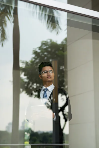 Nadenkend zakenman aan venster — Stockfoto