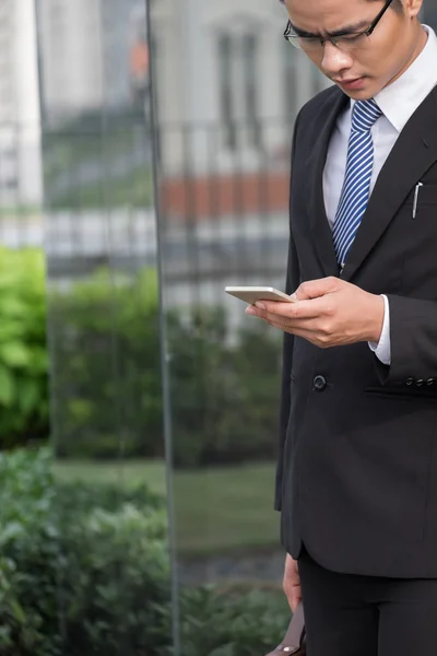 Executive text messaging on the phone — Stock Photo, Image