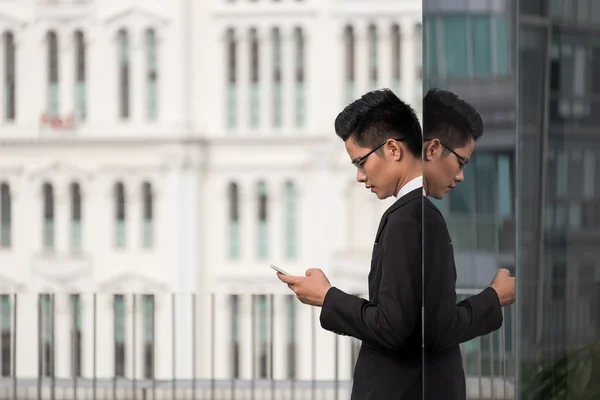 Hombre de negocios vietnamita en gafas —  Fotos de Stock