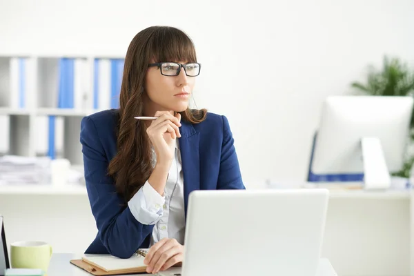 Porträtt av fundersam business lady — Stockfoto