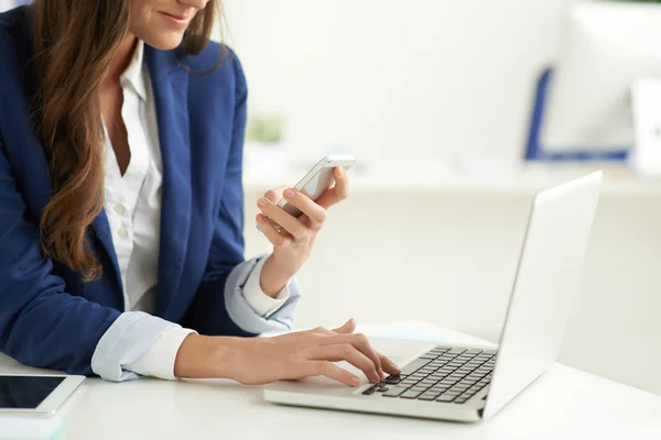 Zakelijke dame on line werkt — Stockfoto