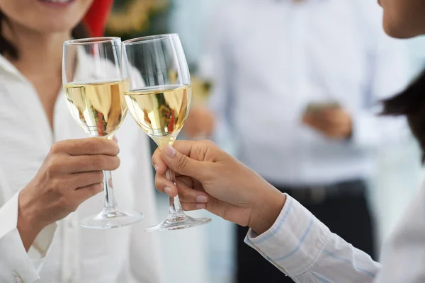 People clinking glasses at office party — Stock Photo, Image