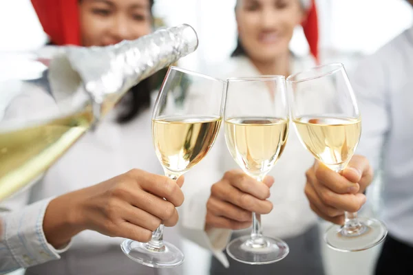 Man pouring wine into glasses — Stock Photo, Image