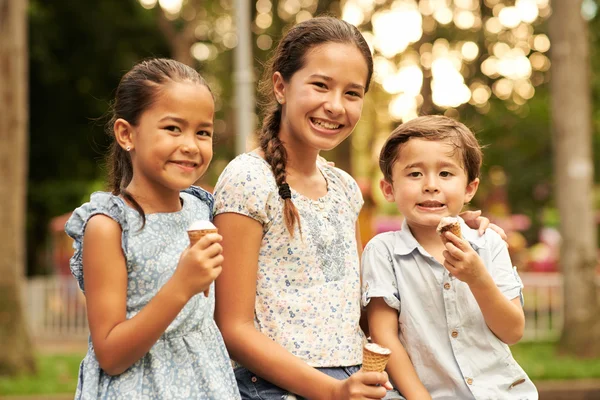 Kinderen zittend op een bankje — Stockfoto