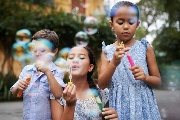 Niños soplando burbujas —  Fotos de Stock