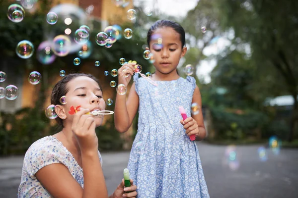 Bolhas de sabão soprando — Fotografia de Stock