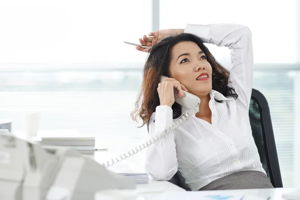 Lady Consulting op telefoon — Stockfoto