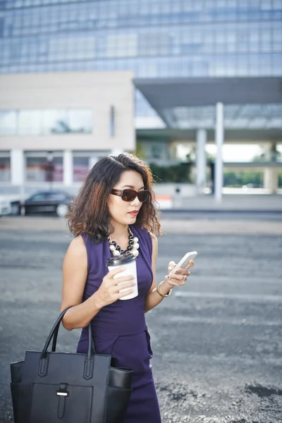 Mulher glamorosa andando na rua — Fotografia de Stock