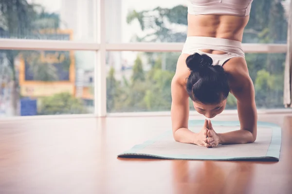 Performing Supported headstand — Stock Photo, Image