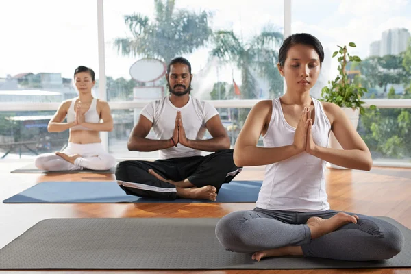 Grupp Meditating människor — Stockfoto