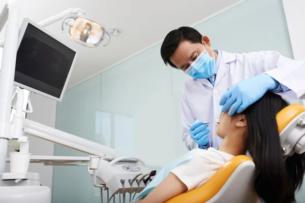 Profesionální zubní vyšetření — Stock fotografie