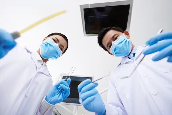 Dentista pronto para examinar o paciente — Fotografia de Stock