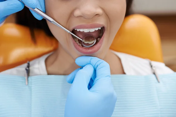 Dentista esaminando denti — Foto Stock