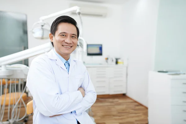 Dentista experiente feliz — Fotografia de Stock