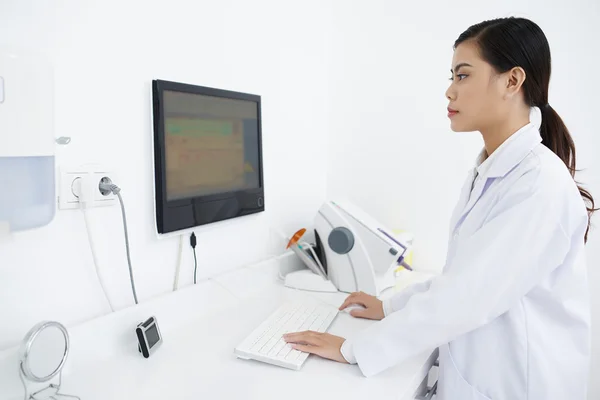 Searching for medical data — Stock Photo, Image