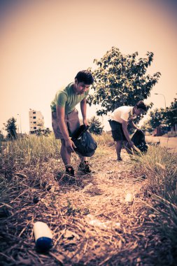 Erkekler çöp toplama