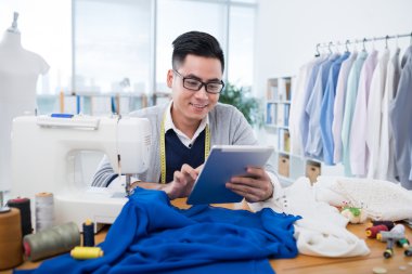 Tablet ile Asya terzi