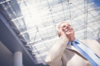 İş adamı telefonda konuşuyor.