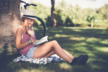 kadın Enjoying kitap