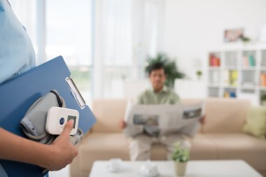 Komuta sizde doktor tansiyon aleti ile geldi