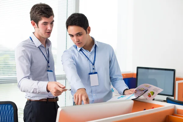 Gerentes financieros en el trabajo — Foto de Stock