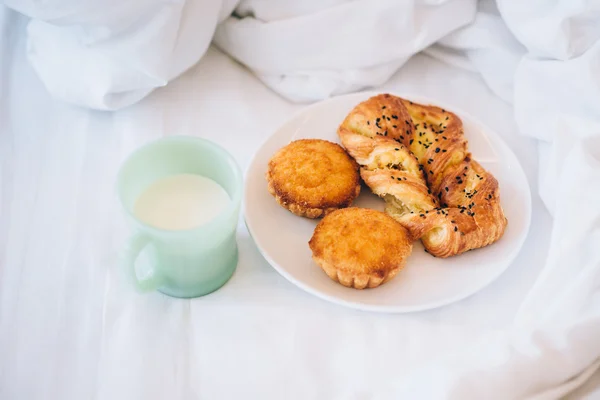 신선한 빵과 우유 — 스톡 사진