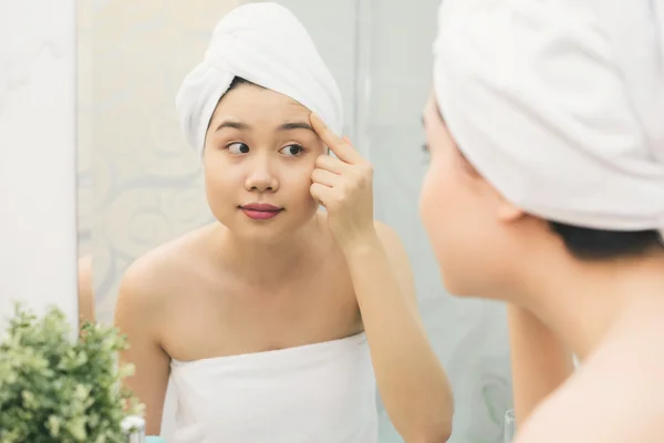 Vrouw op zoek naar haar — Stockfoto