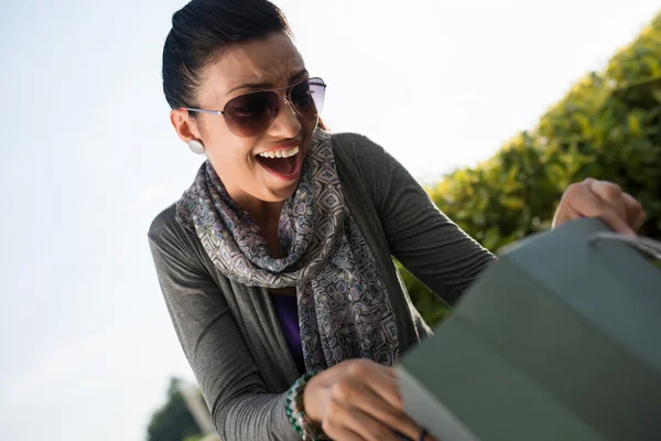 Mujer emocionada adicta a las compras —  Fotos de Stock