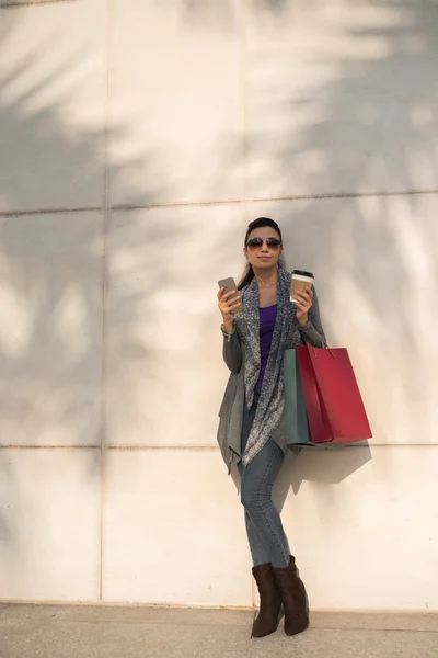 Sorrindo mulher Shopaholic — Fotografia de Stock