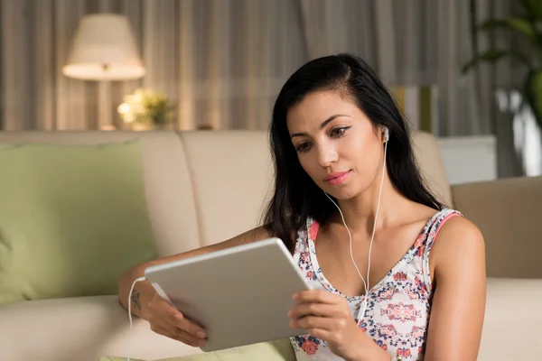 Femme avec tablette numérique — Photo