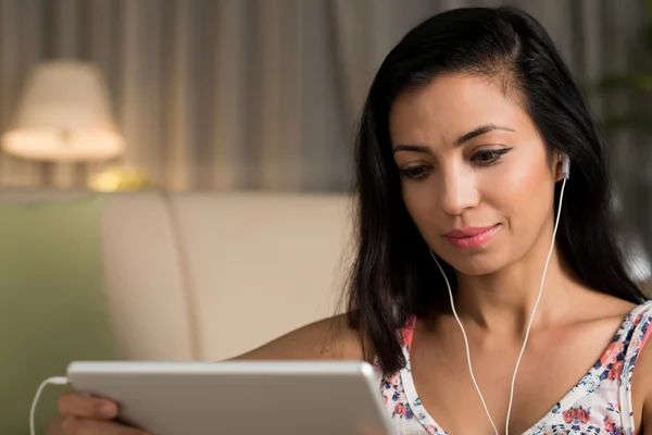 Vrouw genieten van film — Stockfoto