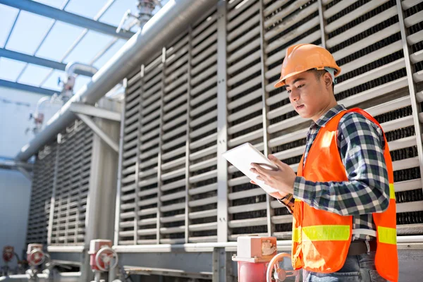 Ingeniero con tableta digital — Foto de Stock