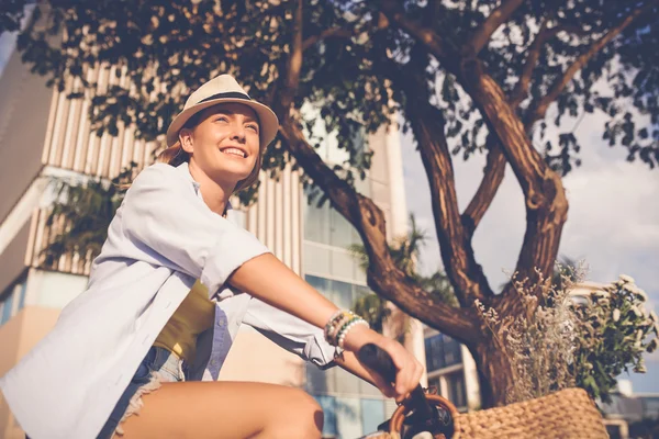 Donna Viaggiare in bicicletta — Foto Stock