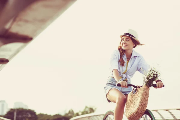 Menina andar de bicicleta — Fotografia de Stock