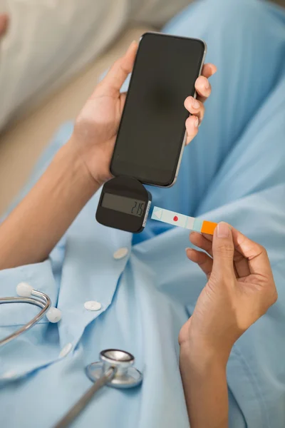 Doctor Using glucometer — Stock Photo, Image