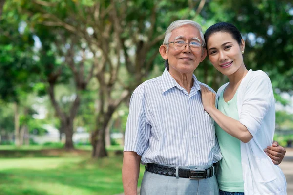 Senior far och hans dotter — Stockfoto