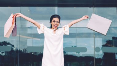 mutlu heyecanlı kadın