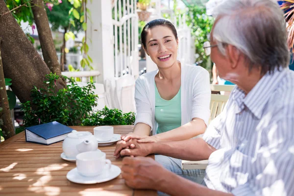 Woman Talking to dad — Stock Photo, Image