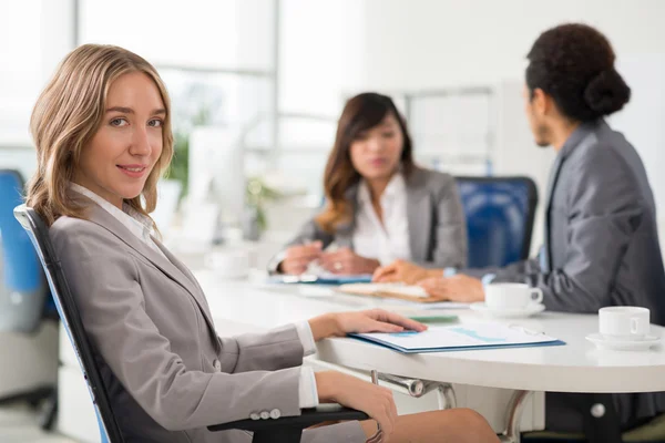 Empresario en la reunión de negocios — Foto de Stock