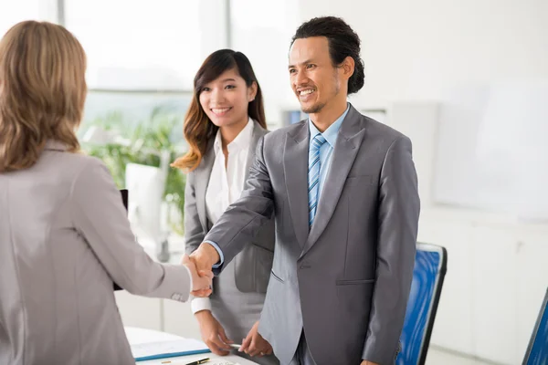 Smiling businessman greeting partner — Stock Photo, Image