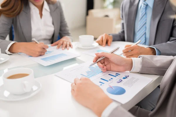 Team di lavoro che discute relazioni finanziarie — Foto Stock