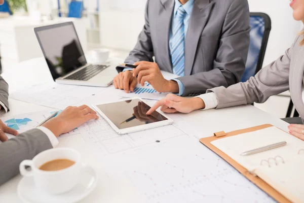 Met behulp van Tablet PC tijdens vergadering — Stockfoto