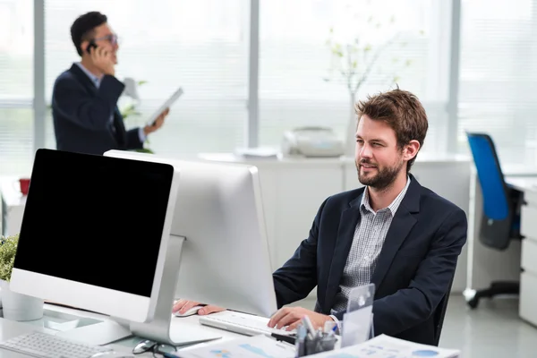 Empresario trabajando en computadora — Foto de Stock