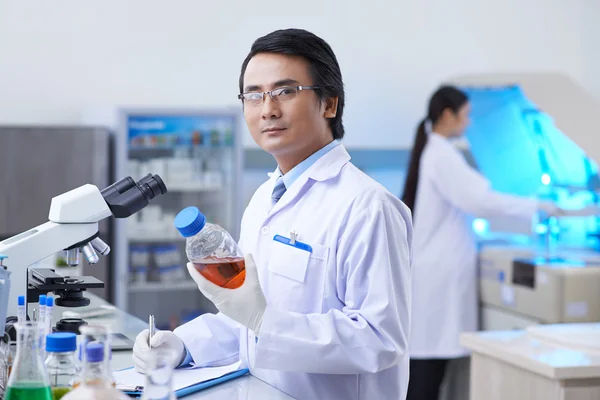 Asijské farmaceutické chemik — Stock fotografie