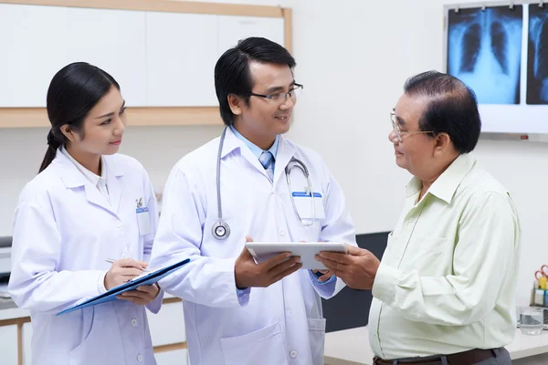 Dokter in gesprek met patiënt — Stockfoto