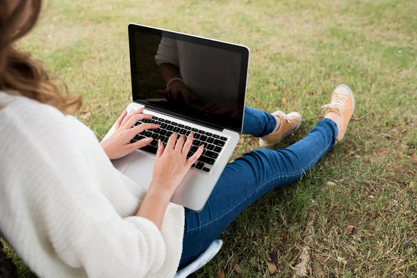 Copywriter arbetar på bärbar dator — Stockfoto