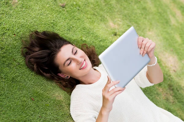 Mulher sorridente com tablet — Fotografia de Stock