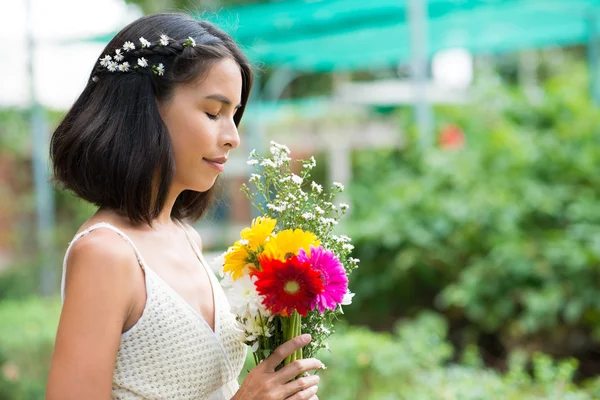 Woman Smelling bouquet — Stock Photo, Image