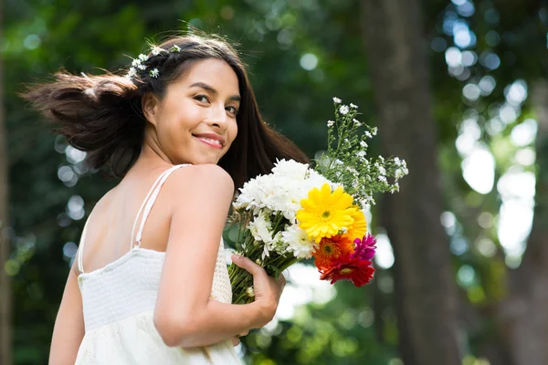 Flicka med sommaren bukett — Stockfoto